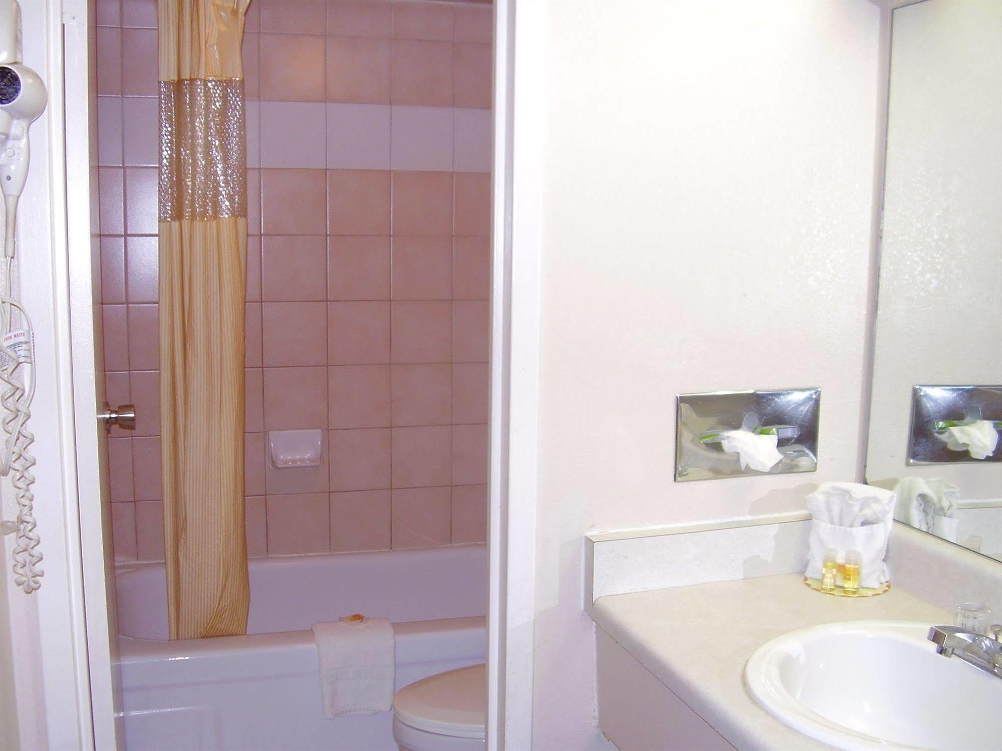 Vacation Inn Phoenix Bagian luar foto